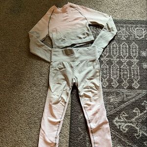 Excellent condition 2 Piece Gymshark Set! XS, light gray and pink.